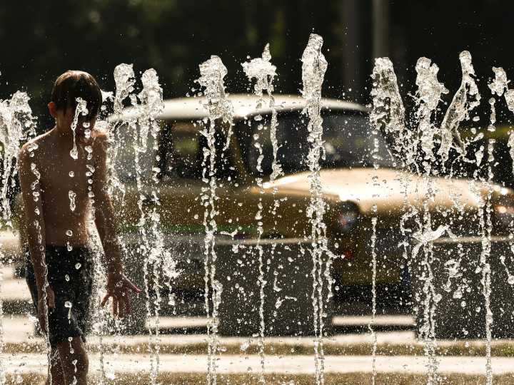"Tres litros de agua por empleado": Francia se adapta a la nueva realidad del calor y ya aplica cambios para el trabajo al aire libre