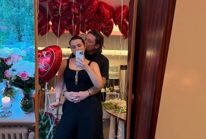 Bella Thorne recibe críticas tras proponerle matrimonio a Mark Emms