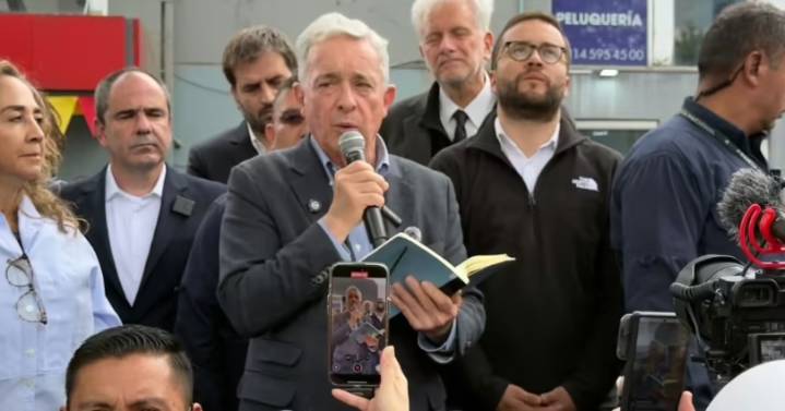 Álvaro Uribe rinde homenaje a Miguel Uribe en el lugar donde le dispararon