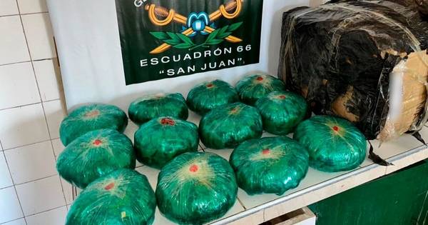Incautaron cocaína en un colectivo y 12 kilos de hojas de coca en un camión