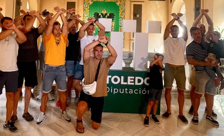Nueva protesta de los bomberos en el pleno de la Diputación de Toledo: "Nos tratan como delincuentes"