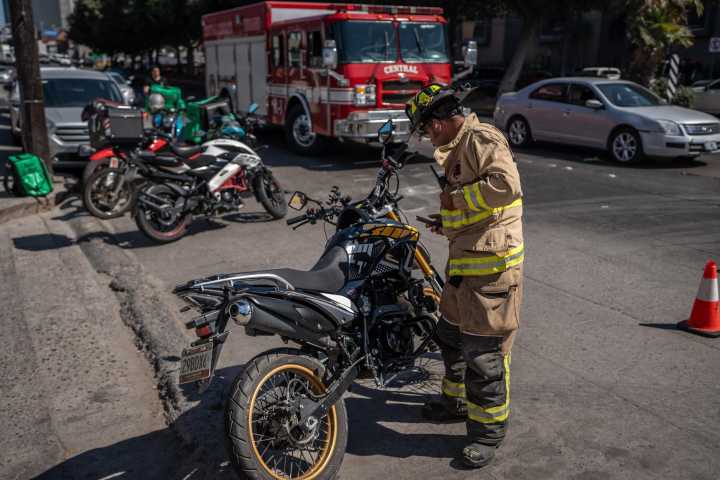 Conductor se da a la fuga tras accidentar a un motociclista en Bulevar Agua Caliente