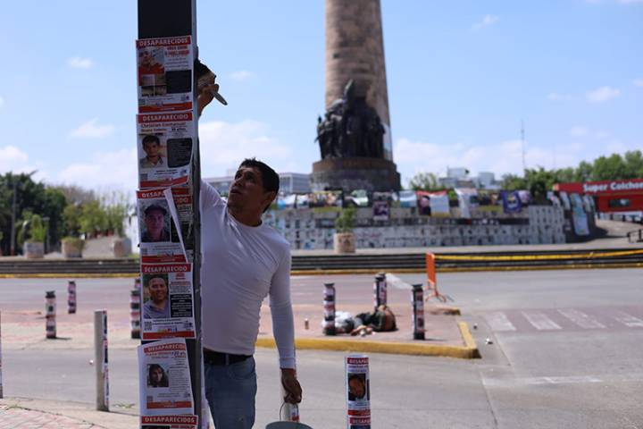 Luz de Esperanza renueva cédulas de búsqueda en Glorieta de las y los Desaparecidos