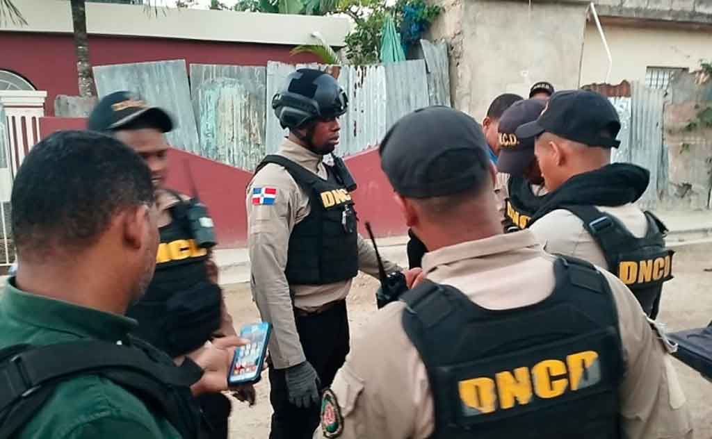 Policía dominicana ocupa drogas durante allanamientos en Barahona
