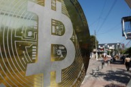 Las remesas recibidas mediante billeteras de criptomonedas caen un 39 % en El Salvador