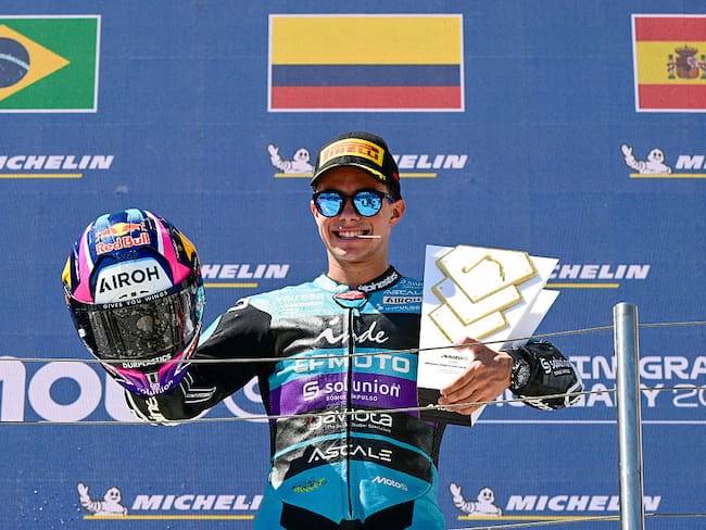 La bandera de Colombia en n lo más alto del motociclismo: David Alonso ganó su primera carrera en la Moto2