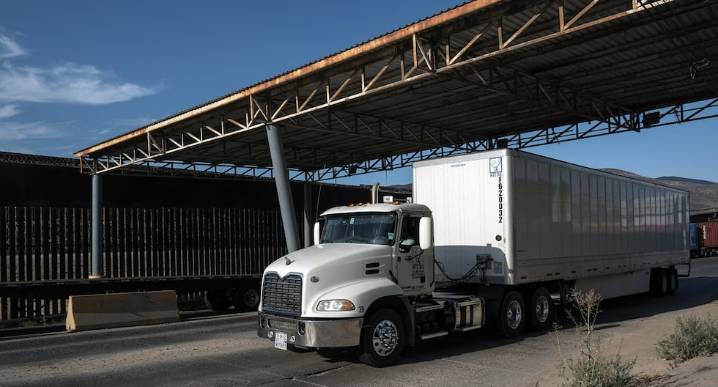 Los camioneros inmigrantes en EE.UU. temen más restricciones tras la suspensión de visas de Trump