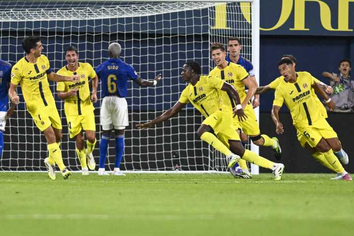 Villarreal derrota al Real Oviedo 2-0 y amarga su regreso a Primera