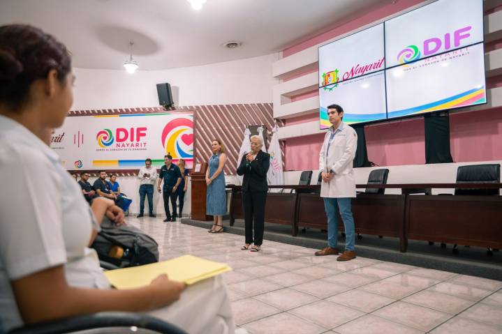 Dra. Beatriz Estrada encabeza capacitación a pasantes en Medicina en beneficio social