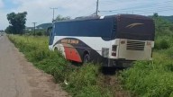Camioneta le invade carril a un autobús y se sale de la carretera, al sur de Mazatlán