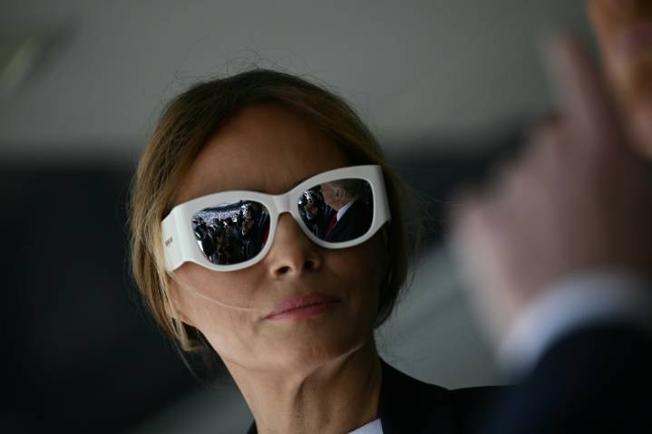 Melania Trump invita a estudiantes a participar en un concurso nacional de inteligencia artificial