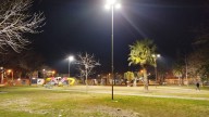 Instalan más luminarias LED en una plaza de Granadero Baigorria ante reclamos por seguridad