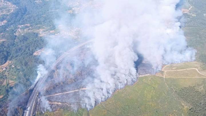 Incendios forestales en Galicia, en directo | Se activa el nivel 2 en los incendios de As Neves y Salceda por la proximidad del fuego a las casas
