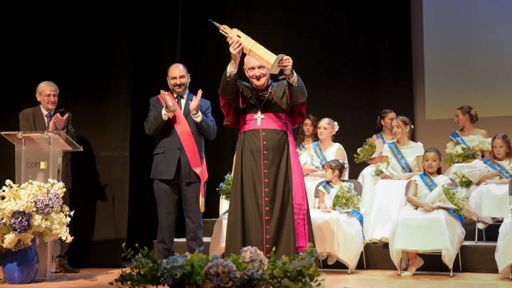 Barbastro honra a las Damas de sus Fiestas y a los barrios con las jotas del obispo Ángel Pérez