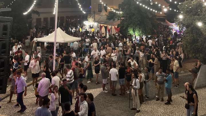 La idea de que Madrid no se vacía en verano cobra fuerza: más gente en transporte público, en museos e incluso en las verbenas