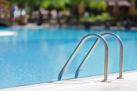 Menor de 15 años muere ahogado en piscina pública de Las Marías