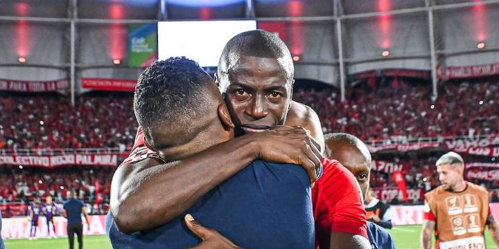 América de Cali dio el golpe en el mercado de fichajes con el regreso de Adrián Ramos: así fue su presentación