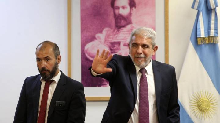 Aníbal Fernández explotó en redes: “Milei es un gigante con pies de barro y su Gobierno está en bolas”