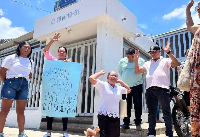 ‘Son inocentes’, familiares de capturados por crimen de policía
