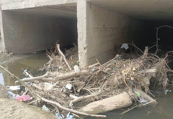 Comunidad pide retirar lodo y palizadas del canal pluvial