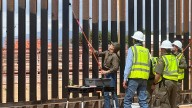 Visita Kristi Noem Santa Teresa; pintarán muro fronterizo de negro