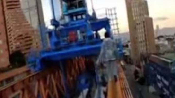 Jóvenes ponen en riesgo sus vidas al caminar en vigas del Metro de Bogotá por video viral