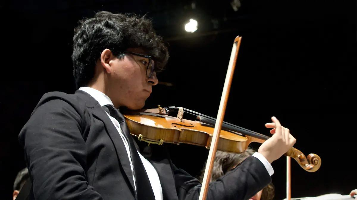 Leonardo, el joven violinista que llena de orgullo a Papalotla y a Tlaxcala