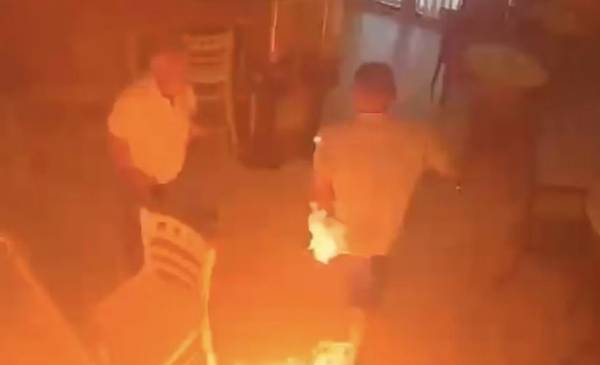 Un cliente prendió fuego un bar porque no había mayonesa