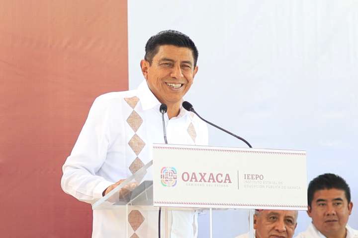 Entregan mobiliario a 60 escuelas de la Sierra de Juárez
