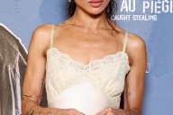 La mujer más ‘cool’ del mundo ha convertido un camisón en un vestido MUY mini y MUY tendencia