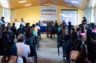 Entregan apoyos económicos a jóvenes en la Sierra Tarahumara