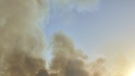 El viento complica las labores de extinción del incendio forestal en Navalmoralejo (Toledo), en nivel 2