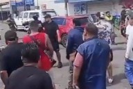 Se enfrentan 'Los 300' contra policías y marinos en Ecatepec