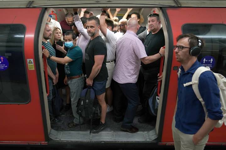 London travel news LIVE: Delays on the Circle, Mildmay and Hammersmith and City lines