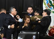 Iracundo, 'Alito' Moreno agrede físicamente a Fernández Noroña