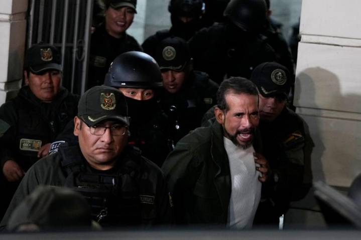 Justicia de Bolivia ordena excarcelación de suspendido gobernador y líder opositor Camacho