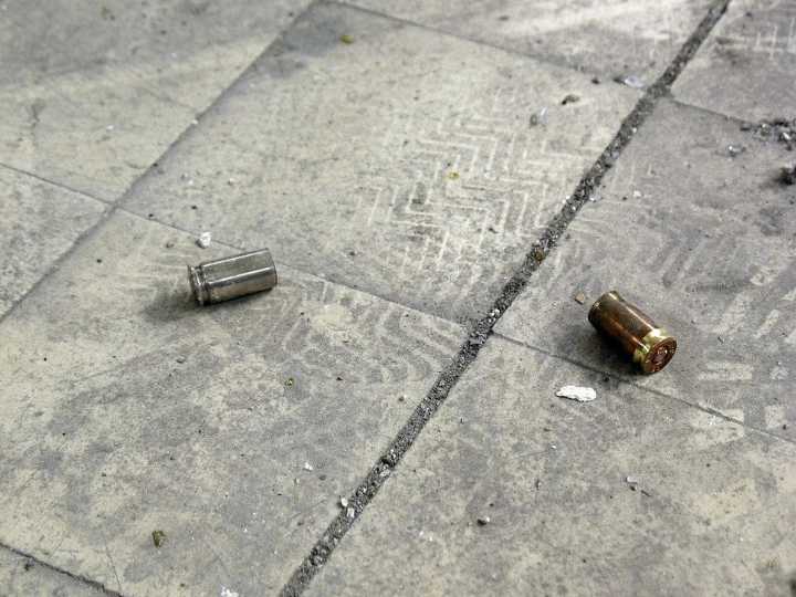 Berisso: un jubilado de 88 años echó a los tiros a dos delincuentes y le incautaron el arma
