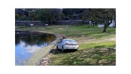 Insólito: se olvidó de poner el freno de mano y su auto casi termina dentro del lago del Parque del Sur