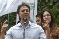 Congreso de Perú declara persona non grata al político colombiano que izó bandera en isla
