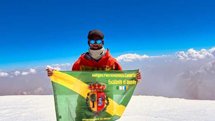 Un alpinista de canarias, primer español en coronar el Golden Peak: “La montaña te conquista a ti”