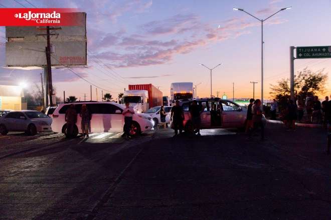 Mexicalenses cierran acceso a la carretera Tijuana-Mexicali por falta de energía eléctrica