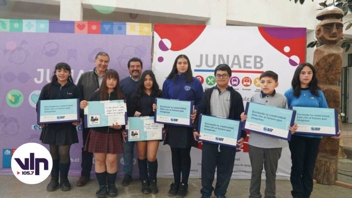 Junaeb repartió 88 computadores a estudiantes de Licantén que obtuvieron la Beca TIC