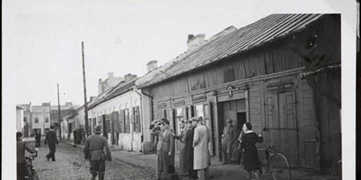 El desafío de narrar el Holocausto: controversia en el Museo de Guerra de Londres por una definición “trivial”