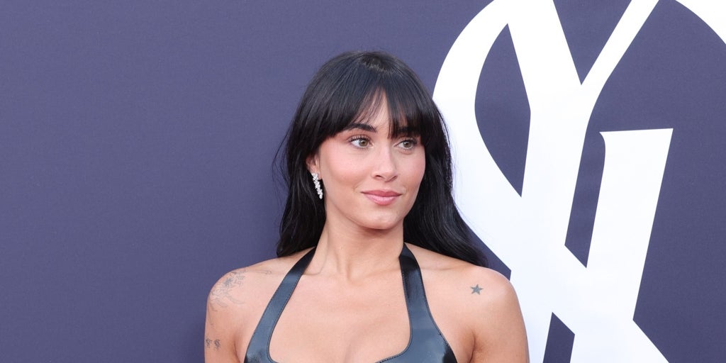 Tatuajes, manicura, mejillas quemadas por el sol: el posado de Aitana reúne todas las tendencias que adora la generación Z
