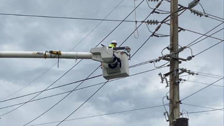 Sobre 130,000 clientes de LUMA permanecen sin servicio eléctrico en Puerto Rico