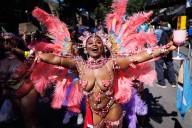 Bandas afrocaribeñas y carrozas en los desfiles del carnaval londinense de Notting Hill
