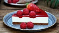 Olvidate del horno: la receta de tarta de frutos rojos y yogur que es el postre más rico y práctico