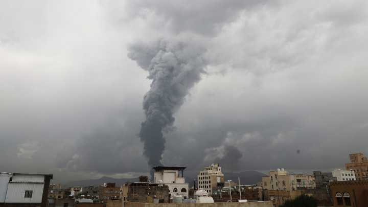 Al menos dos muertos y 35 heridos en bombardeos israelíes contra la capital del Yemen