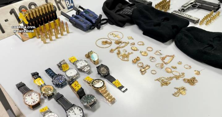 Armas, chalecos y joyas: el arsenal que la Guardia Civil ha requisado a una pareja de ladrones en Extremadura