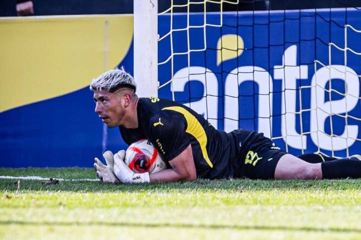 Brayan Cortés debuta a lo grande con Peñarol: se lució con este tapadón en la goleada sobre Nacional
